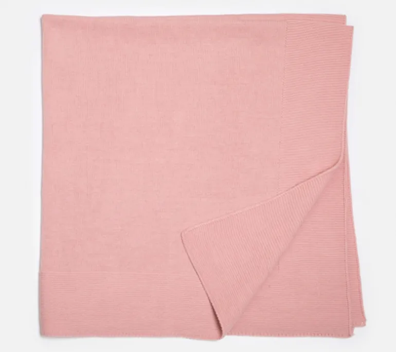 Dusty pink knitted blanket